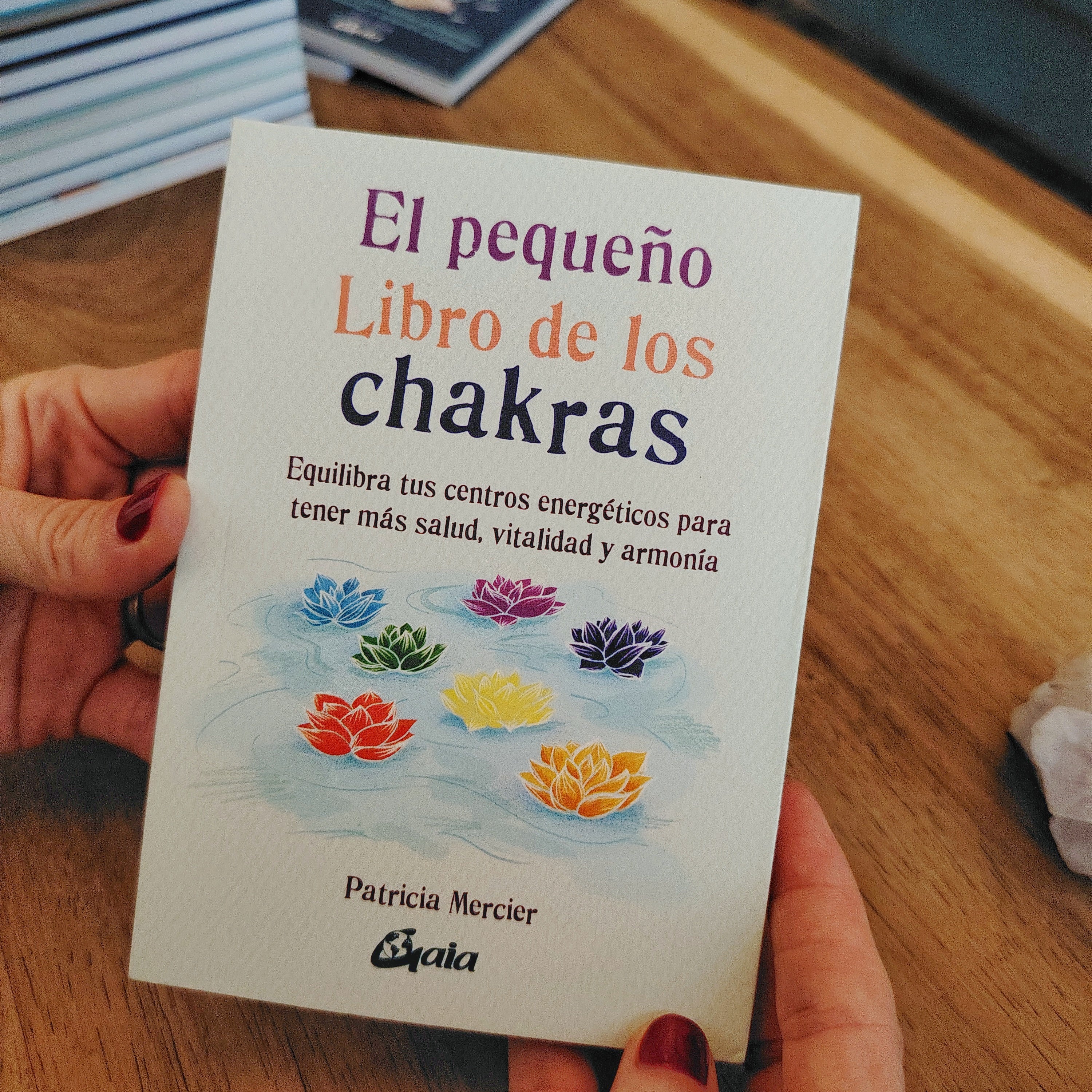 EL PEQUEÑO LIBRO DE LOS CHAKRAS