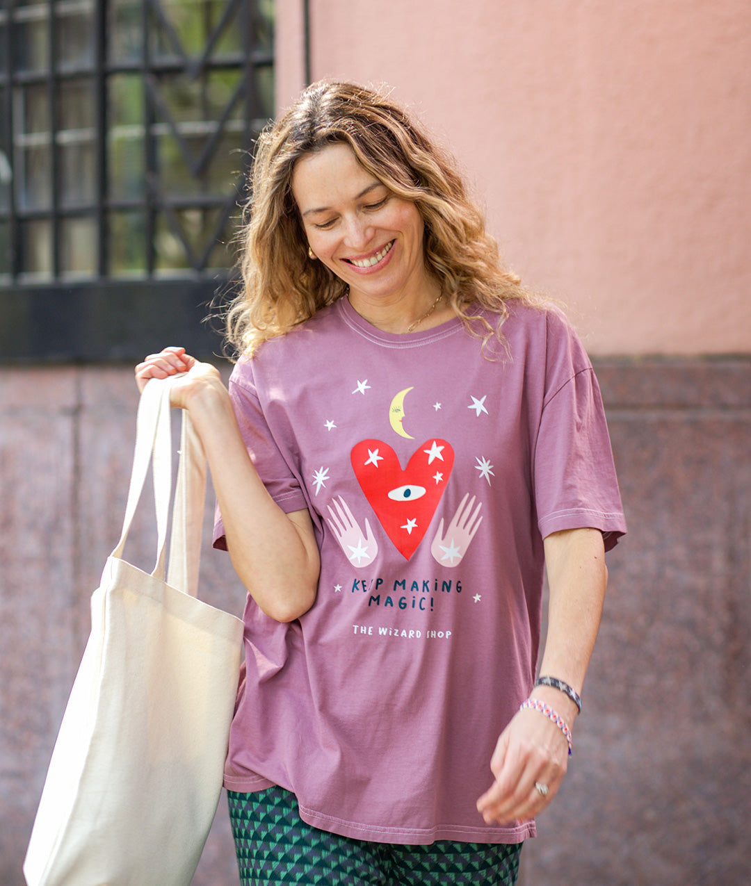 KEEP MAKING MAGIC - T-SHIRT